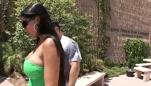 Büyük memeli ateşli esmer kadını alıp götürüp sikiyorlar