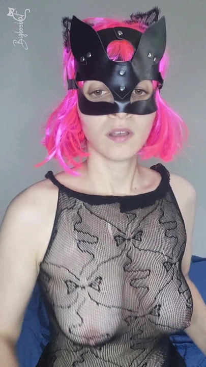 Kedicik maskem ve büyük göğüslerimle arzumun tadını çıkar