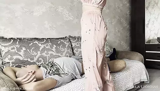 Üvey kardeş sabah uyanmıyor mu? üvey kardeş en iyi oral seks ve sıcak seks ile yardımcı olacaktır