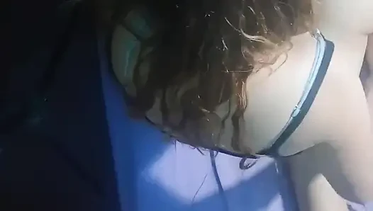 Şiltede kısa elbise ve sihirli eller