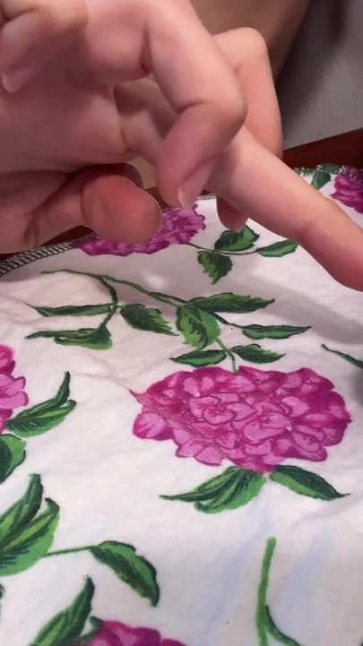 Eller yakın çekim: dosyalama,, yüzük denemesi