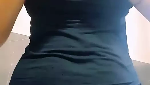 Hintli kız göğüslerini gösteriyor ve masajiyor