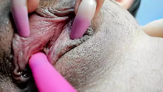 Melek yüzlü güzel Kolombiyalı umutsuz bir erkek delisi gibi mastürbasyon yaparken ayak parmaklarını emiyor ve azıyor