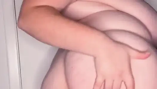 Eller yukarı meme zıplıyor ve boşalıyor