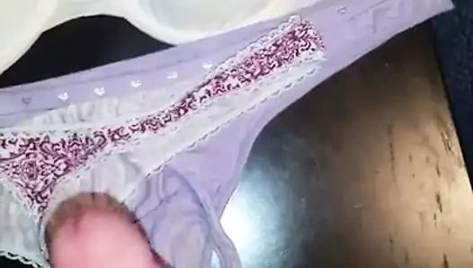 Allison'ın 2 kirli kayışı ve bailey'nin cum lekeli 38 c sutyen