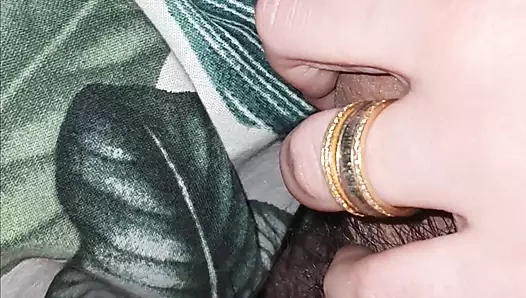 Üvey anne battaniyenin altında üvey oğlunun yarağıyla mastürbasyon yapıyor