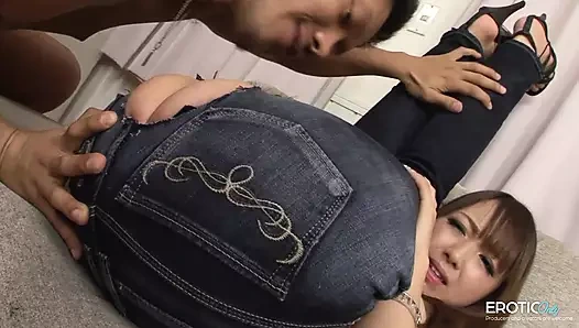 Boşalması gerekene kadar onu sikiyorum, sonra onu sert sikiyorum