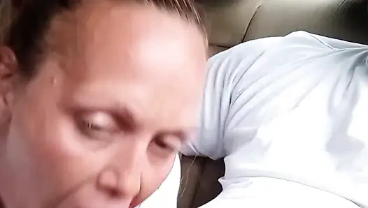 Sokak fahişesi arabada oral seks yapıyor. Ağıza boşalma