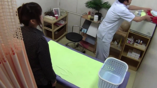 Evli kadın hoş estetik masaja aşık oldu