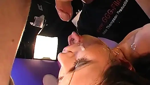 Asyalı Sürtük Parmaklar Amını Damlatarak Çoklu Orgazm Oluyor