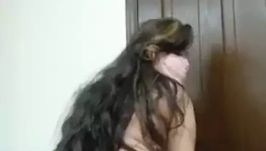 Kuzenim çıplak vücudunu gösteriyor