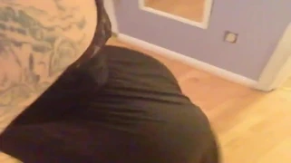 O kıçı siyah bir elbiseyle çalışmak