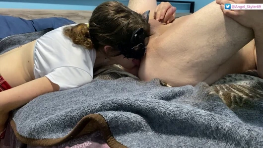 Bir erkeğin hayatında alabileceği en iyi rimjob, onun anüsünü yalıyor ve cum kıçına sokuyor