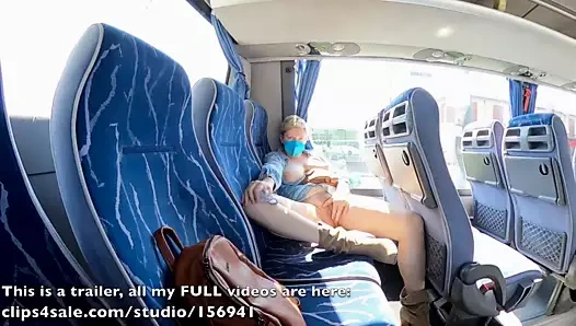 Teşhirci orta yaşlı seksi kadın halk otobüsünde bacak bacak üstüne atıyor ve orgazm oluyor