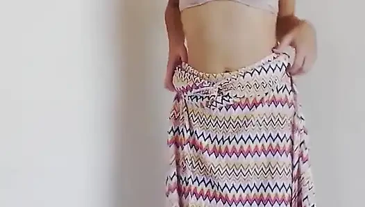 Baştan çıkarıcı striptiz yapıyor, ayakta fışkırtıyor