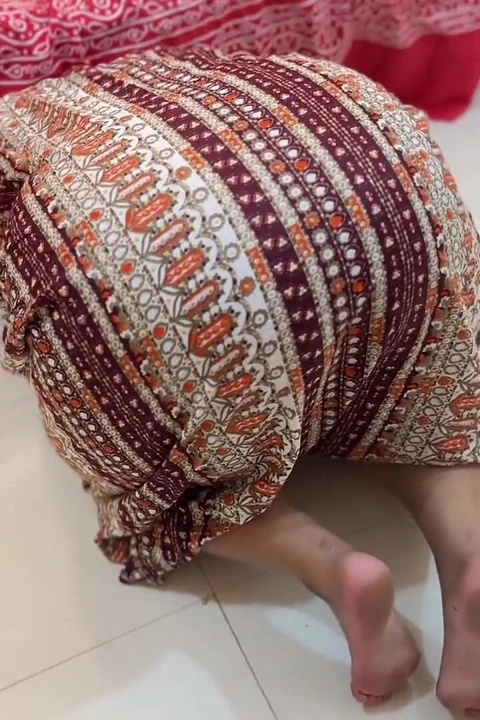 Büyük götlü Mısırlı ateşli hizmetçi yatağın altında sıkışıyor ve götünü çıplak yapıyor