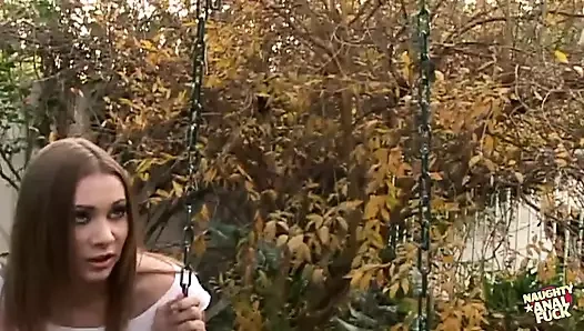 Bir yabancının telefonunu kullanmasına izin vermek esmer tatlı kızın götünü gerdirmesiyle bitiyor