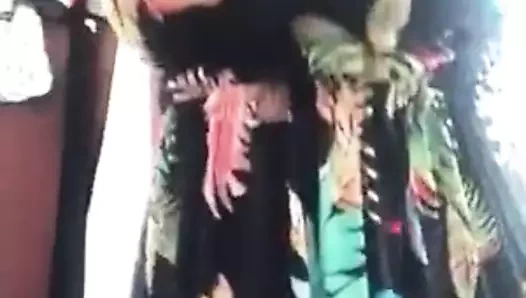 Kız büyük göğüslerini gösteriyor