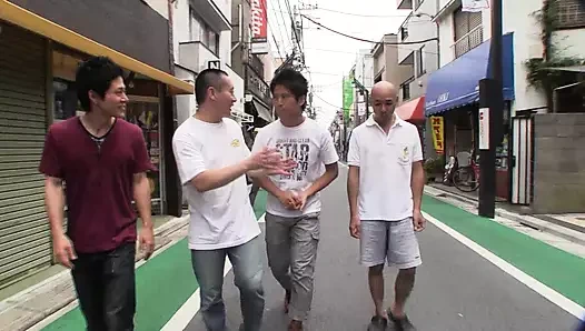 Sıcak piliç oturur üzerinde bir büyük horoz sonra sürmek o gibi bir yıldız