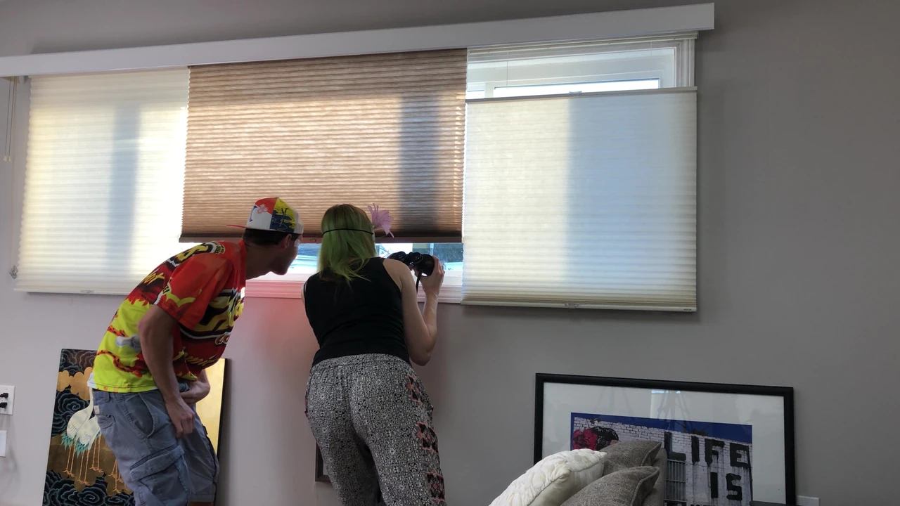 Cặp đôi nhìn trộm bên ngoài cửa sổ căn hộ