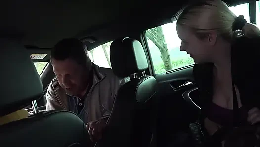 Sarışın iki yarağı emiyor ve sonra çalılara boşalmak için sikiliyor