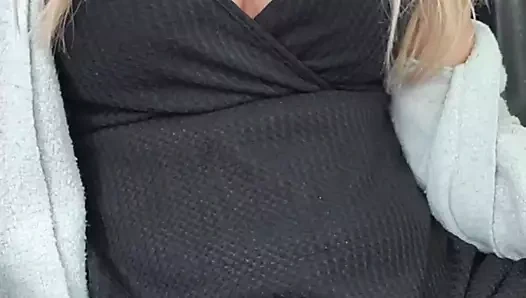 Ateşli orta yaşlı seksi öğretmen oyuncağını kullanarak arabada iniyor