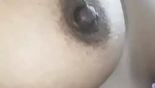 Genç kız sakso çekmeyi seviyor