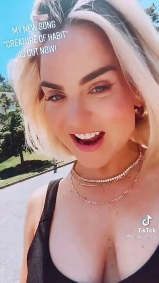 Joanna ''jojo'' levesque seksi şarkı açık havada selfie