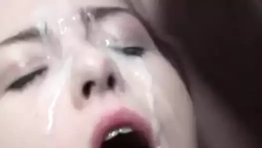 Kız kardeşin yüzüne boşalıyor