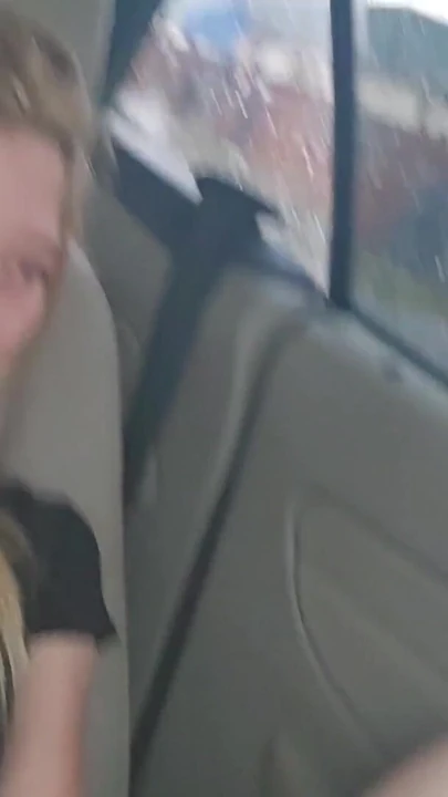 Minyon 18 yaşındaki dildo herkesin içinde arabada amını sikiyor | Klip 1