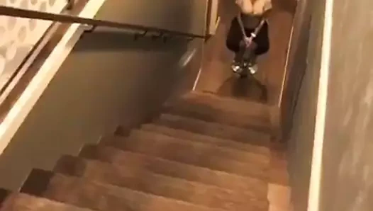 Esposa gostosa brinca com marido corno