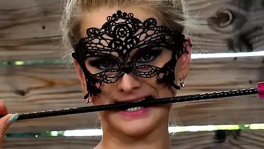 Kırbaçlı dominatrix kanepede adamla sikişiyor