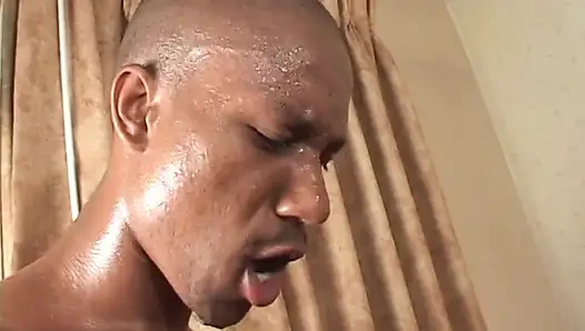 Güzel büyük memeli kızıl saçlı mulatto bayan ıslak sıkı amında yarağın tadını çıkarıyor