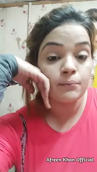 Afreen khan resmi seksi spor top ile