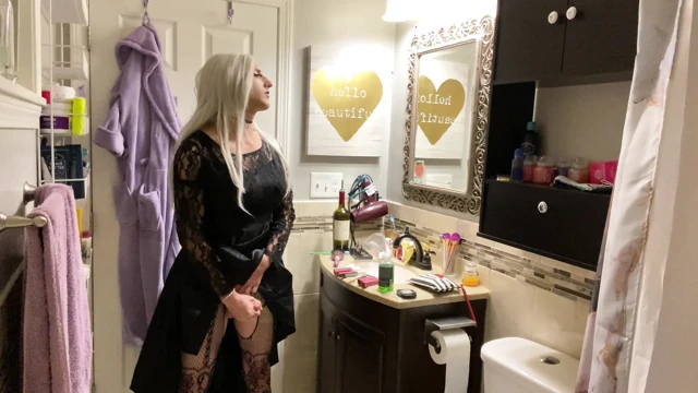 Emo travesti göt tıkacı takıyor ve mastürbasyon yapıyor