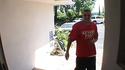 Ateşli esmer büyük siyah yarağı emiyor ve biniyor