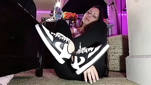 Kendi spor ayakkabılarımdan toprağı yalıyorum