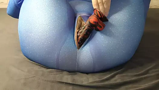 Azgın orta yaşlı seksi evli kadın kostümlü kendi amına mastürbasyon yapıyor - yakın çekim - milky mari