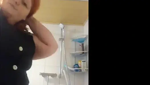 Beni izle, ateşli bir iri güzel kadın, duş al.