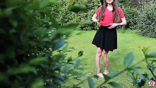 Köle Mila açık havada çürük sopalı poposuyla oynuyor