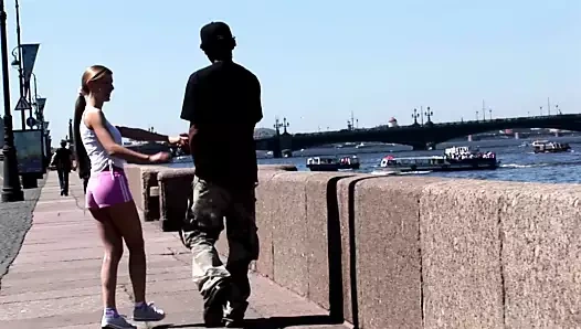 Sarışın sürtük teenie hoşlanır kamu oral seks arasında siyah çük