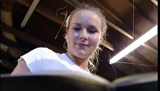 Azgın genç sarışın sikiliyor