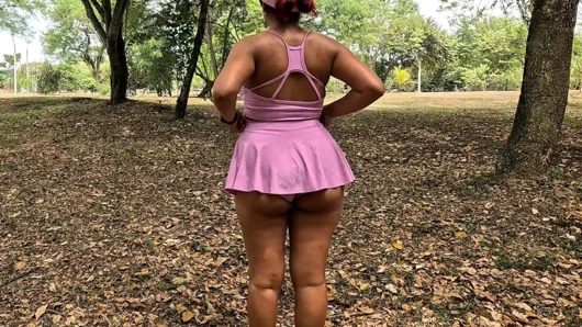 Azgın komşum beni egzersiz yapmaya davet ediyor ve arsız kız bana göğüslerini gösteriyor