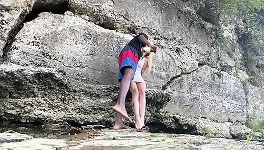 Bigdaddykj: minik beyaz sürtük dışarıda büyük zenci yarağı üzerinde zıplıyor | Dolu