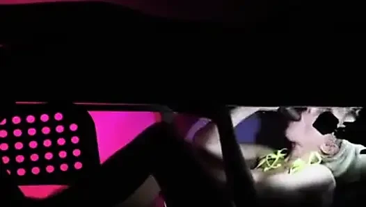 Krystal ve Kyla sağım masasında büyük siyah bir yarağı çifte sikiyor