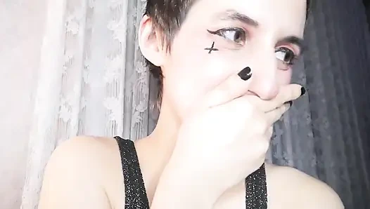 Dev kadın küçük yarağına gülüyor