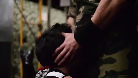 Sakallı usta çocuğu köleleştiriyor ve onu zindanda aşırı bdsm'ye sokuyor. Cbt, şaplak atma, aşağılama, ağda ve sidik.