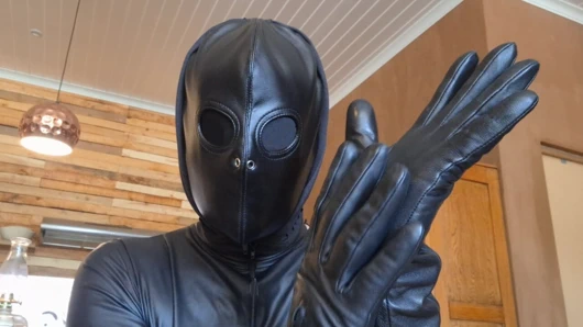 ASMR (Uzun deri eldivenler)