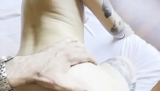 Holy Machiavelli ile iyi bir sakso çekiyor, götüne boşalma ile seks