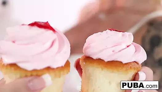 Elsa ve Daisy biraz kek ve birbirleriyle oynuyor